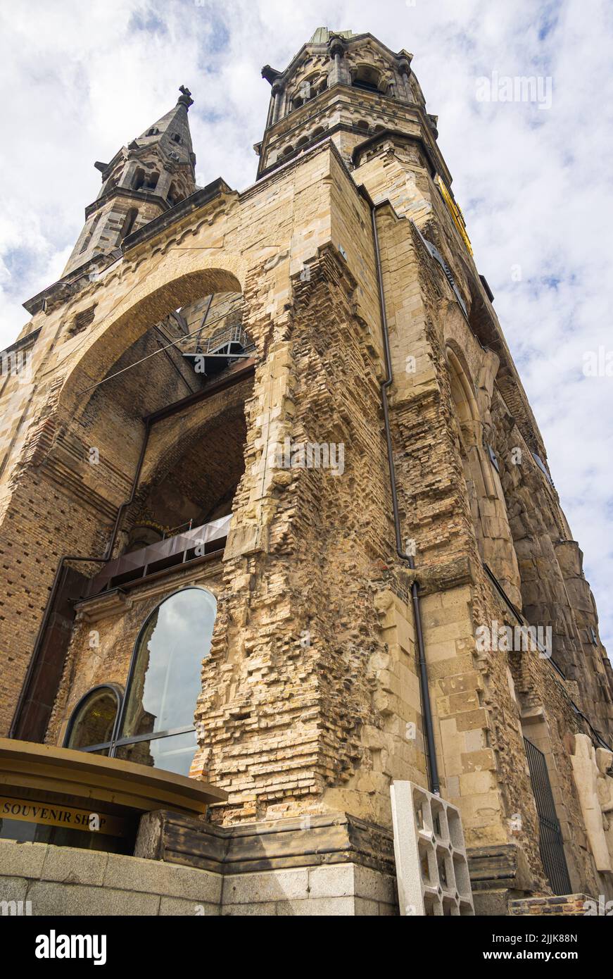 Berlin, Allemagne - 29 juin 2022 : église commémorative ou Kaiser Wilhelm Gedächtniskirche. Un monument contre la guerre. Situé sur la Breitscheidplatz à proximité Banque D'Images