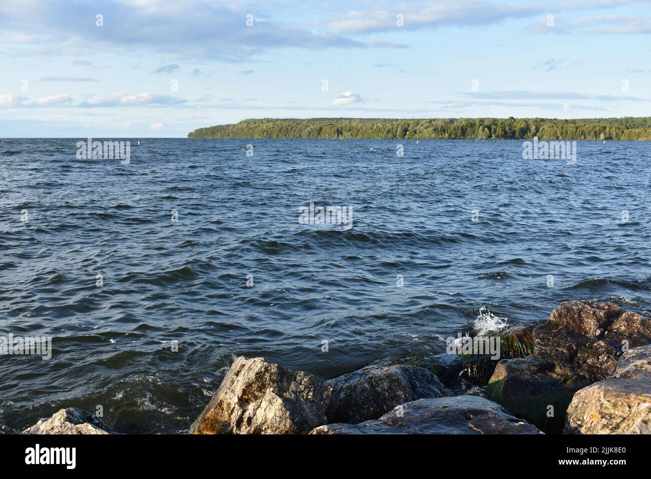 Vue sur le lac Michigan avec rochers et rivage dans le comté de Door, Wisconsin, États-Unis Banque D'Images