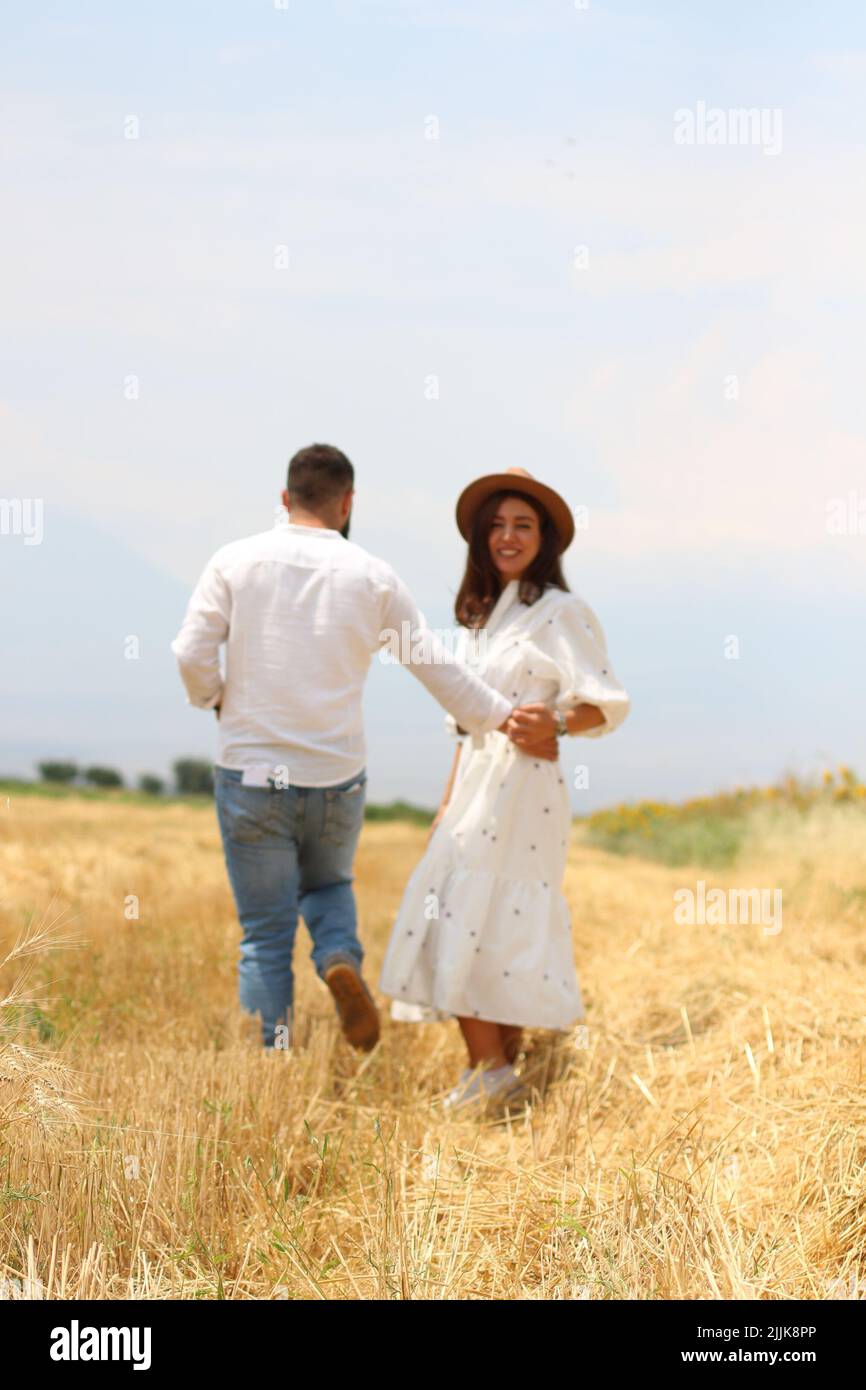 Un jeune couple sur un photoshoot Banque D'Images