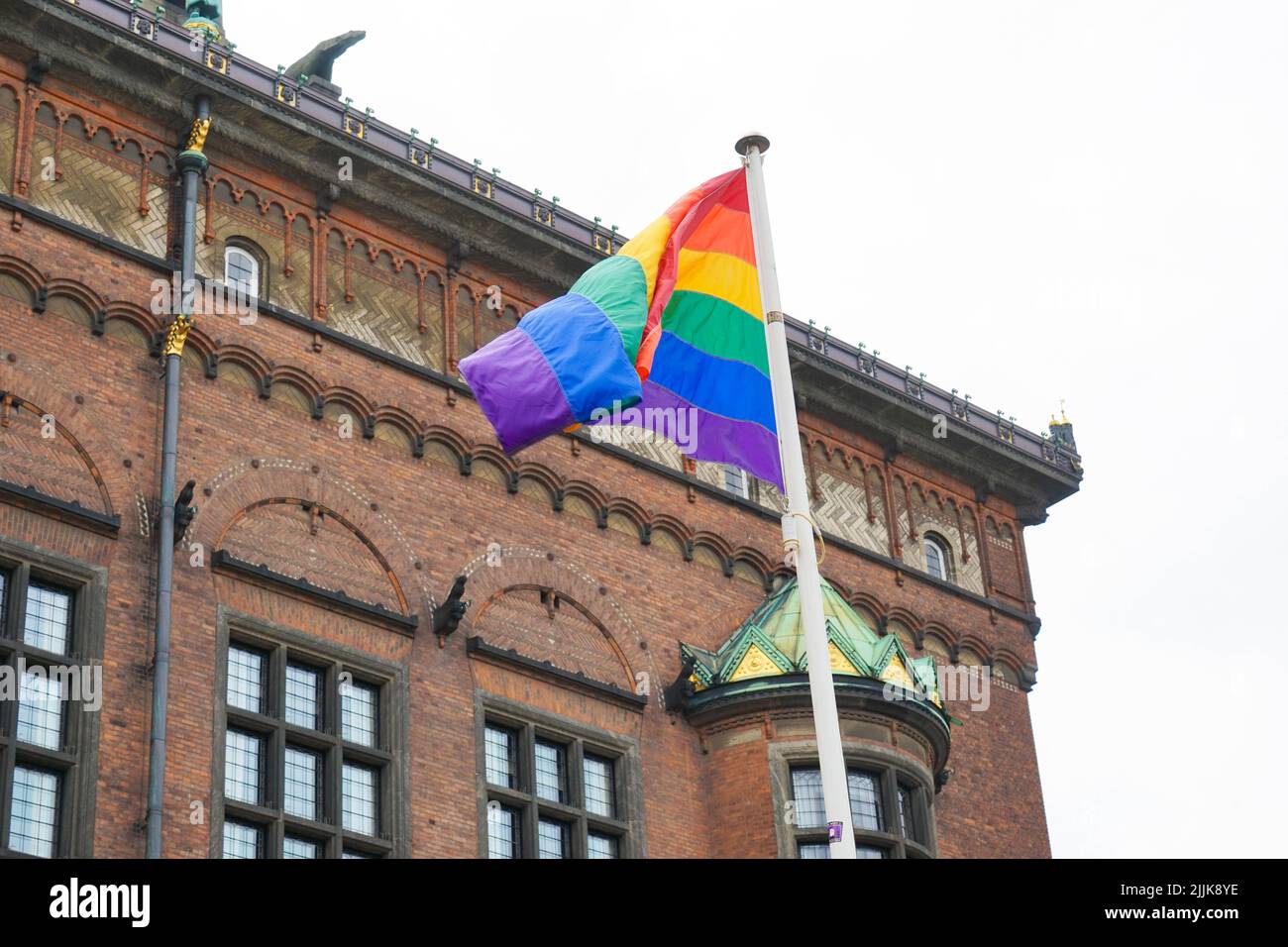 Un drapeau de fierté suspendu à la construction dans les rues de Copenhague Banque D'Images