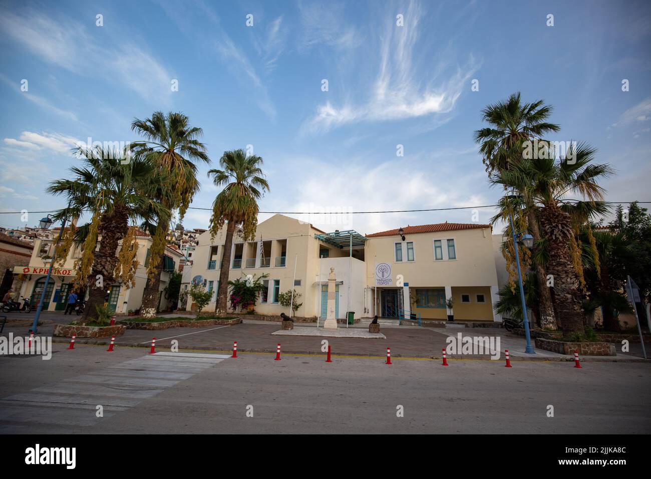 Les maisons résidentielles près de la rive sous un ciel bleu à Hydra, Grèce Banque D'Images