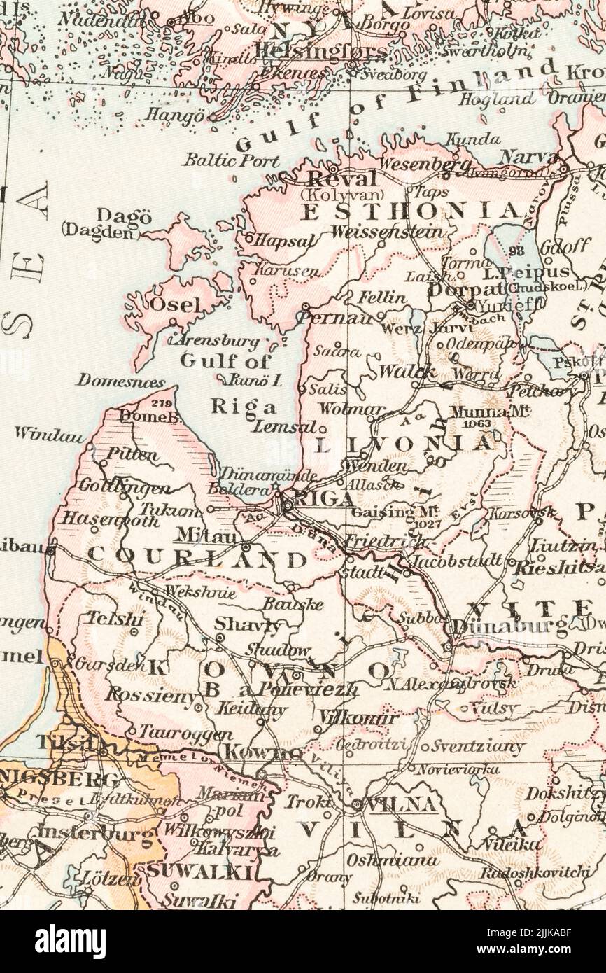 1896 carte pré-soviétique des Etats baltes: Estonie, Lettonie (Livonie) et Lituanie (Kurland, Courland) bordant la Russie + Golfe de Riga et la Finlande. Banque D'Images