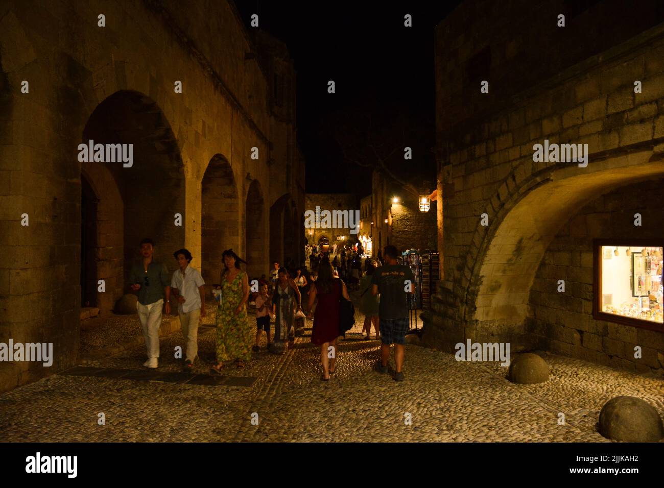 Tourisme de nuit dans la partie historique de la ville de Rhodes Banque D'Images