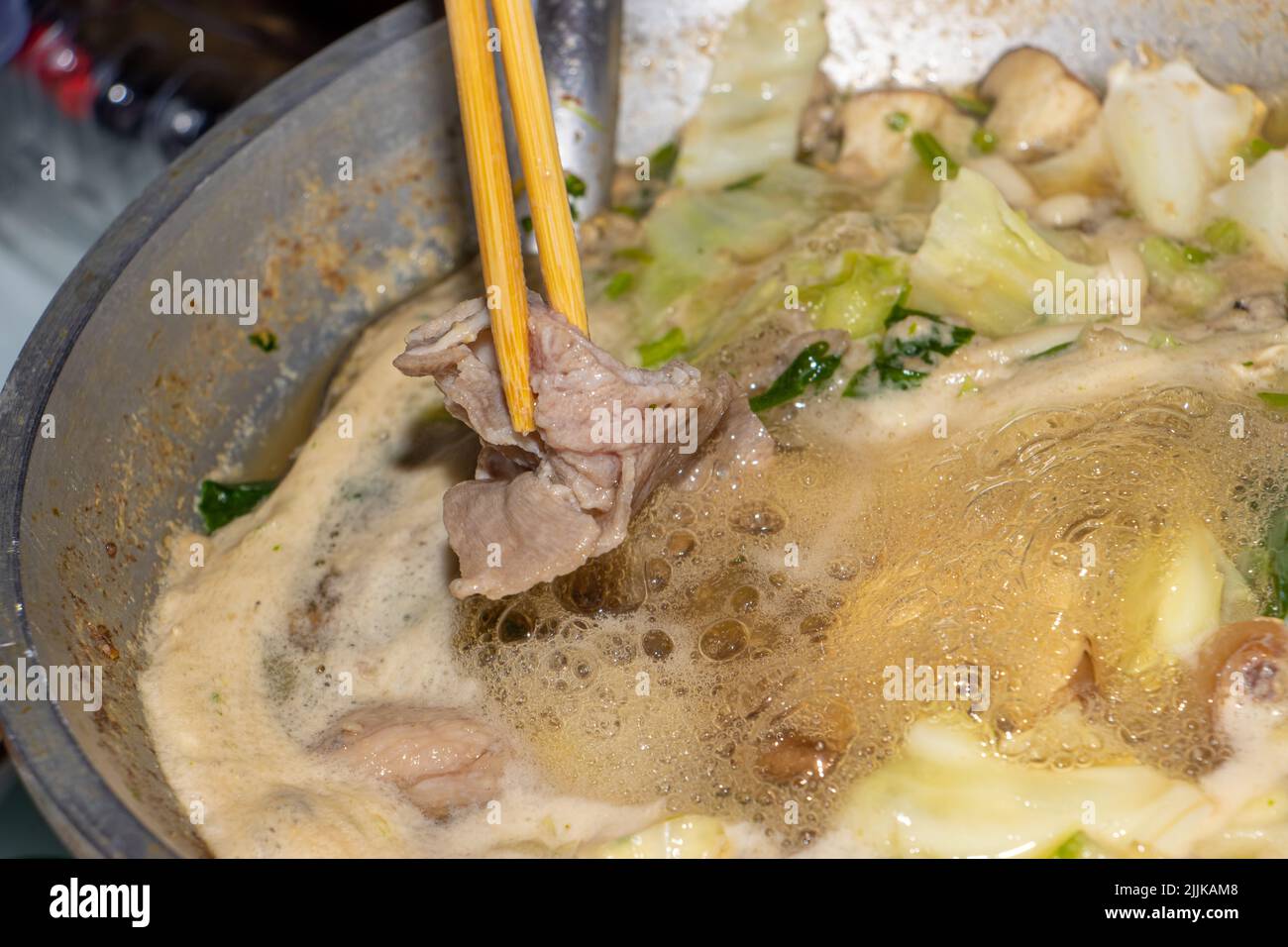 Une soupe traditionnelle Suki - Sukiyaki dans une casserole Banque D'Images