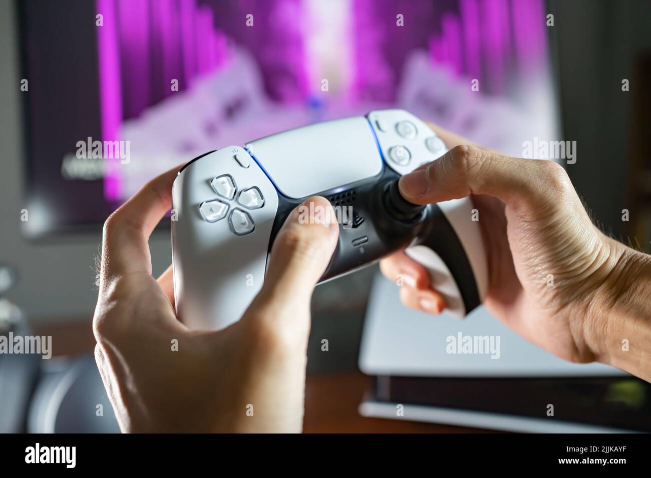 Bangkok, Thaïlande - 27 juillet 2022 : joueur jouant à la console de jeux PlayStation 5 avec la manette DualSense. Banque D'Images