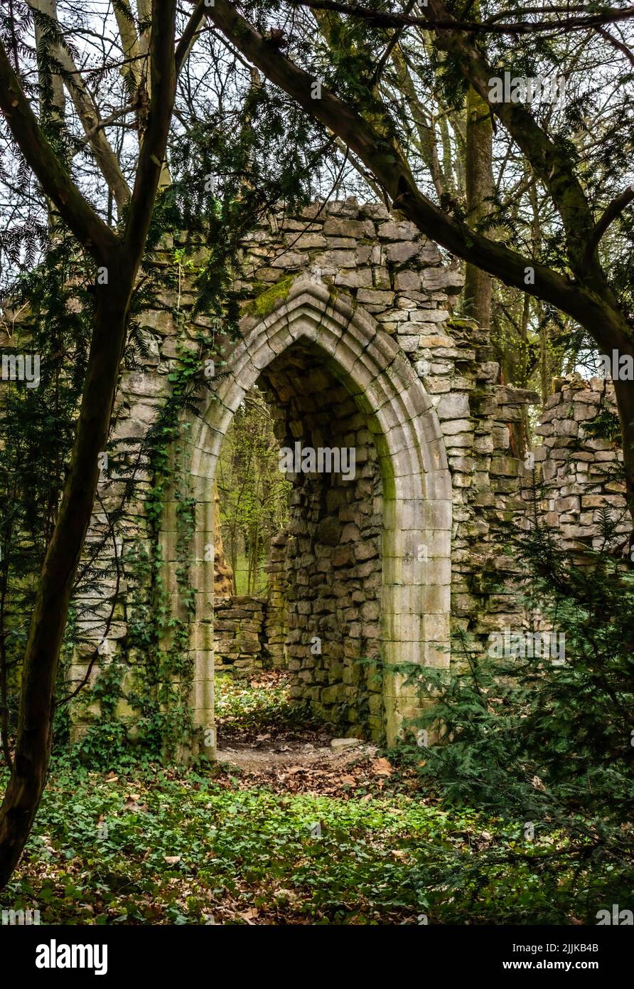 Un bâtiment historique en pierre ruiné avec une entrée d'arche dans le jardin botanique national, Hongrie Banque D'Images Un bâtiment historique en pierre ruiné avec une entrée d'arche dans le jardin botanique national, Hongrie Banque D'Images
