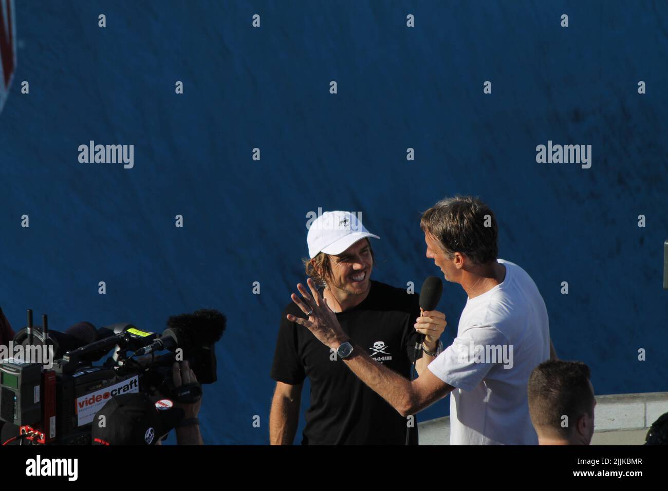 Un patineur Tony Hawk interviewé par un journaliste au parc de skate de Bondi Banque D'Images