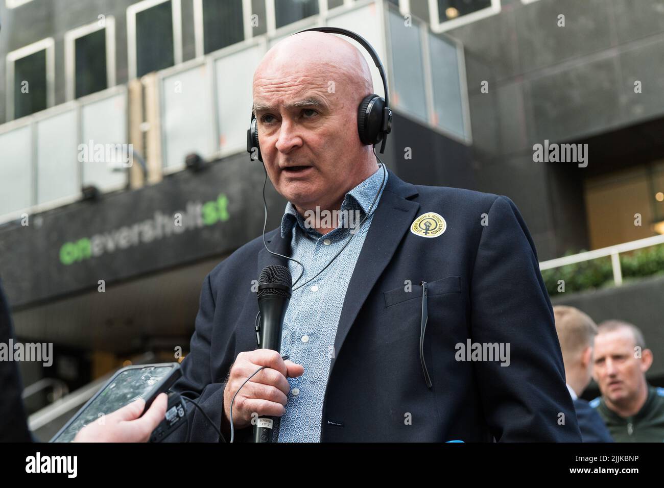 Londres, Royaume-Uni. 27th juillet 2022. Le secrétaire général du Syndicat national des travailleurs des chemins de fer, des Maritimes et des transports (RMT) Mick Lynch parle aux médias à l'extérieur de la gare d'Euston alors que les travailleurs des chemins de fer effectuent une promenade de 24 heures. Plus de 40 000 travailleurs de 14 compagnies ferroviaires et de Network Rail participent à l'action industrielle, appelée par le RMT (Syndicat national des travailleurs des chemins de fer, des Maritimes et des Transports), dans le cadre d'un conflit permanent sur la rémunération, les emplois et les conditions à la suite de trois jours de grève en juin. Crédit: Wiktor Szymanowicz/Alamy Live News Banque D'Images
