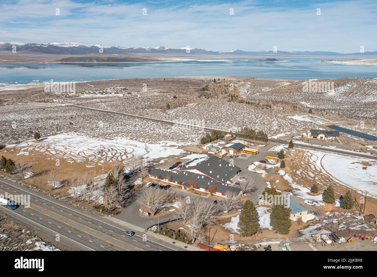 Une vue aérienne de l'école secondaire Lee Vining avec le lac Mono qui s'étend à l'arrière-plan. Banque D'Images
