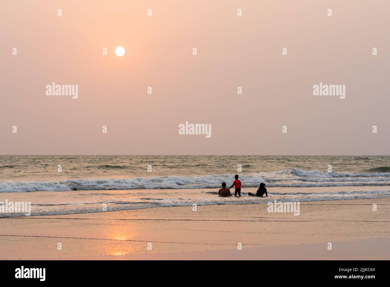 Un bain de soleil en famille et de détente à Ashwem Beach à Goa, Inde Banque D'Images