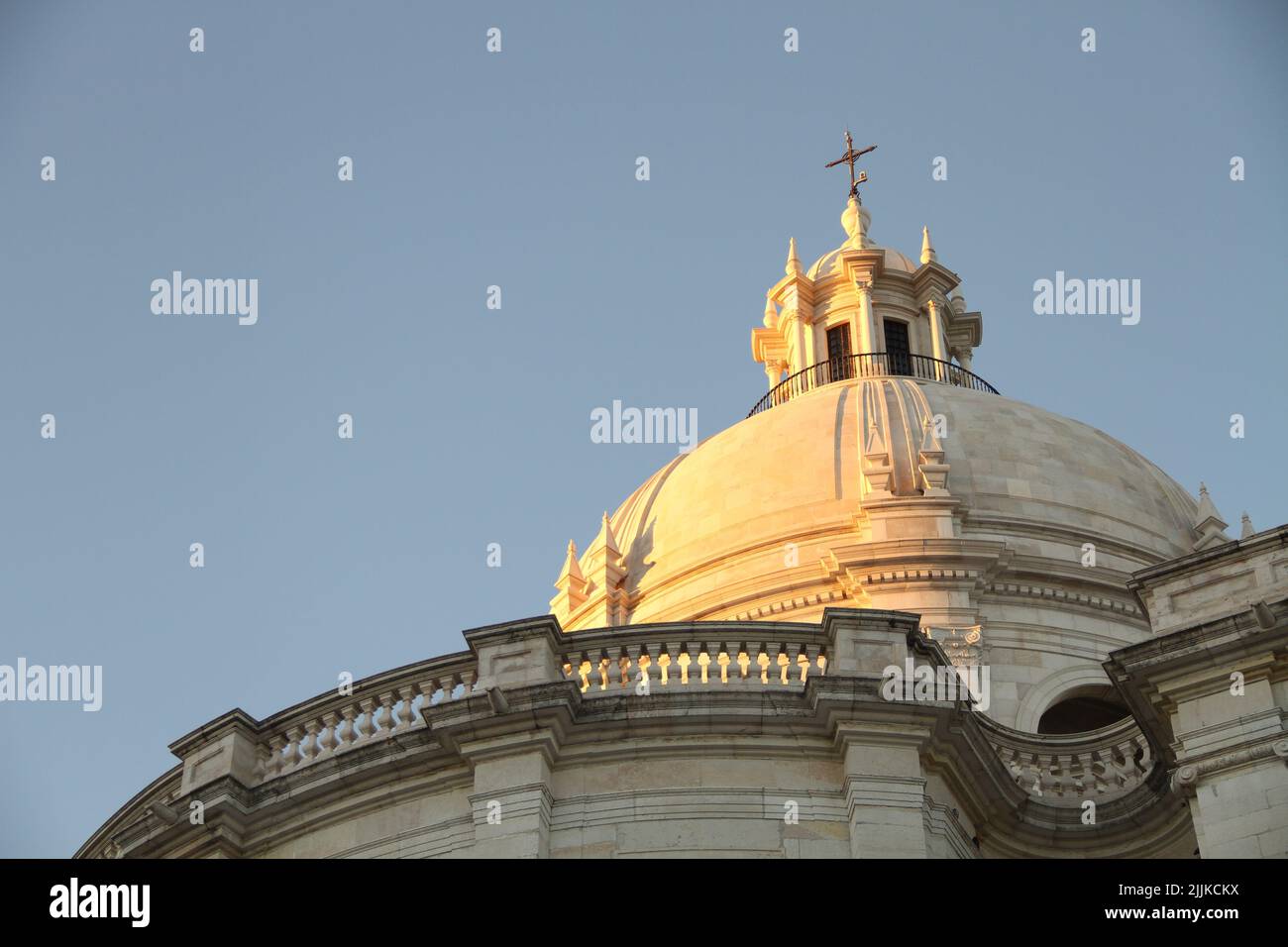 Le toit du dôme et les détails architecturaux en pierre d'un bâtiment dans un ciel bleu Banque D'Images