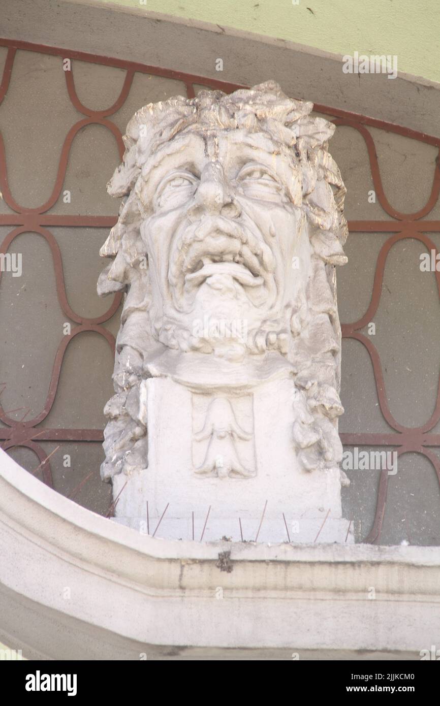 Un cliché vertical d'un buste en marbre blanc d'un vieil homme Banque D'Images