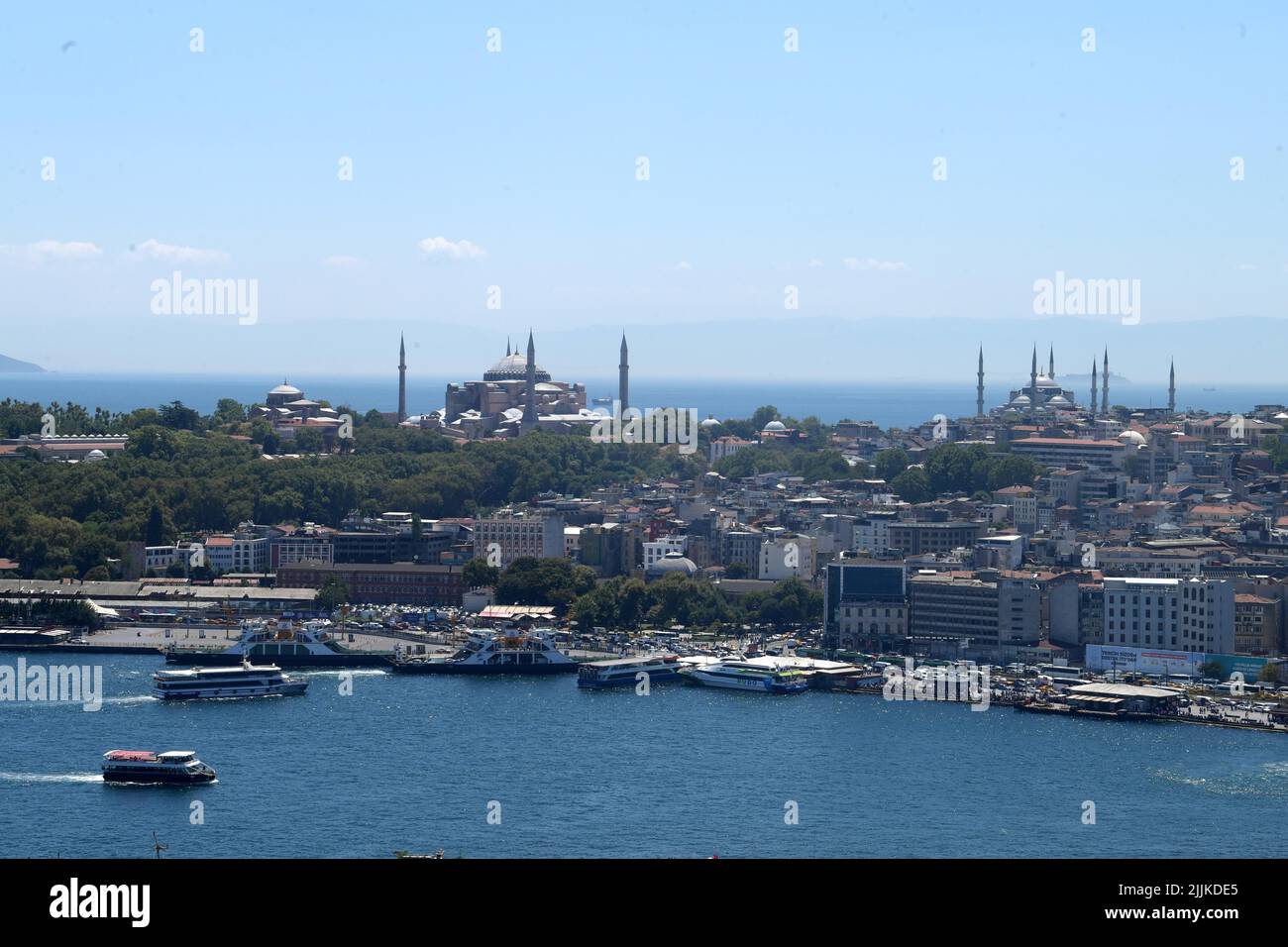 Istanbul. 26th juillet 2022. Photo prise sur 26 juillet 2022 montre Sainte-Sophie (L) et la Mosquée bleue d'Istanbul, T¨¹rkiye. Credit: Shadati/Xinhua/Alamy Live News Banque D'Images