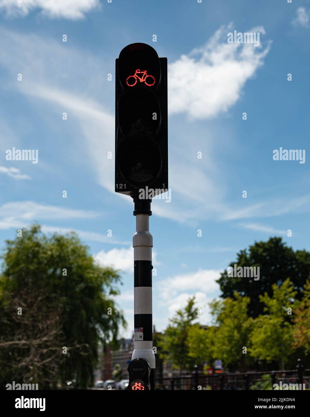 Feu rouge pour cyclistes à Haarlem, pays-Bas. Il n'y a aucune personne ni marque commerciale dans la photo. Banque D'Images