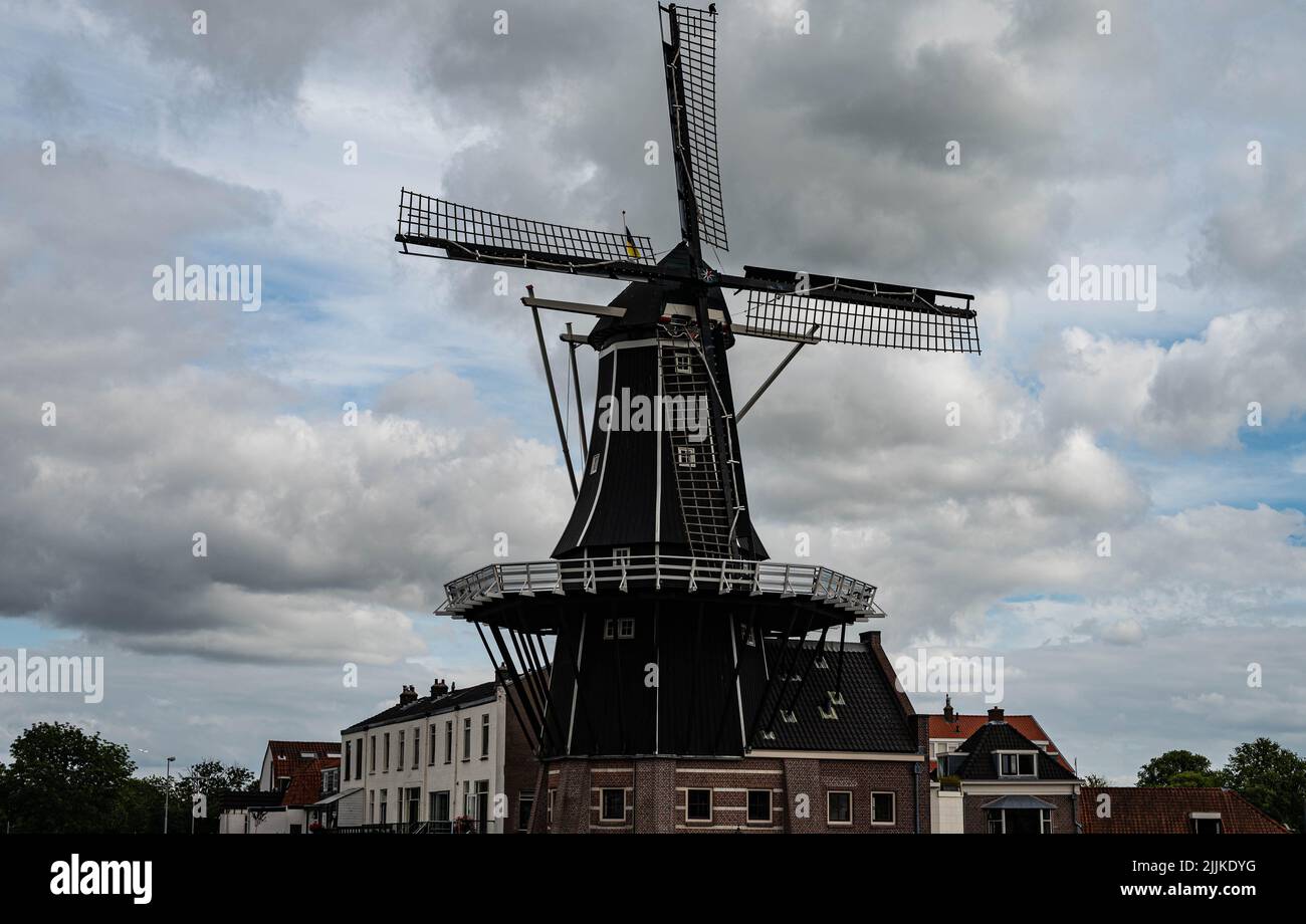 Moulin de Adriaan à Haarlem est une attraction touristique. Le moulin à vent se trouve à côté de la rivière Spaarne. Il n'y a pas de personnes reconnaissables dans le cliché. Banque D'Images