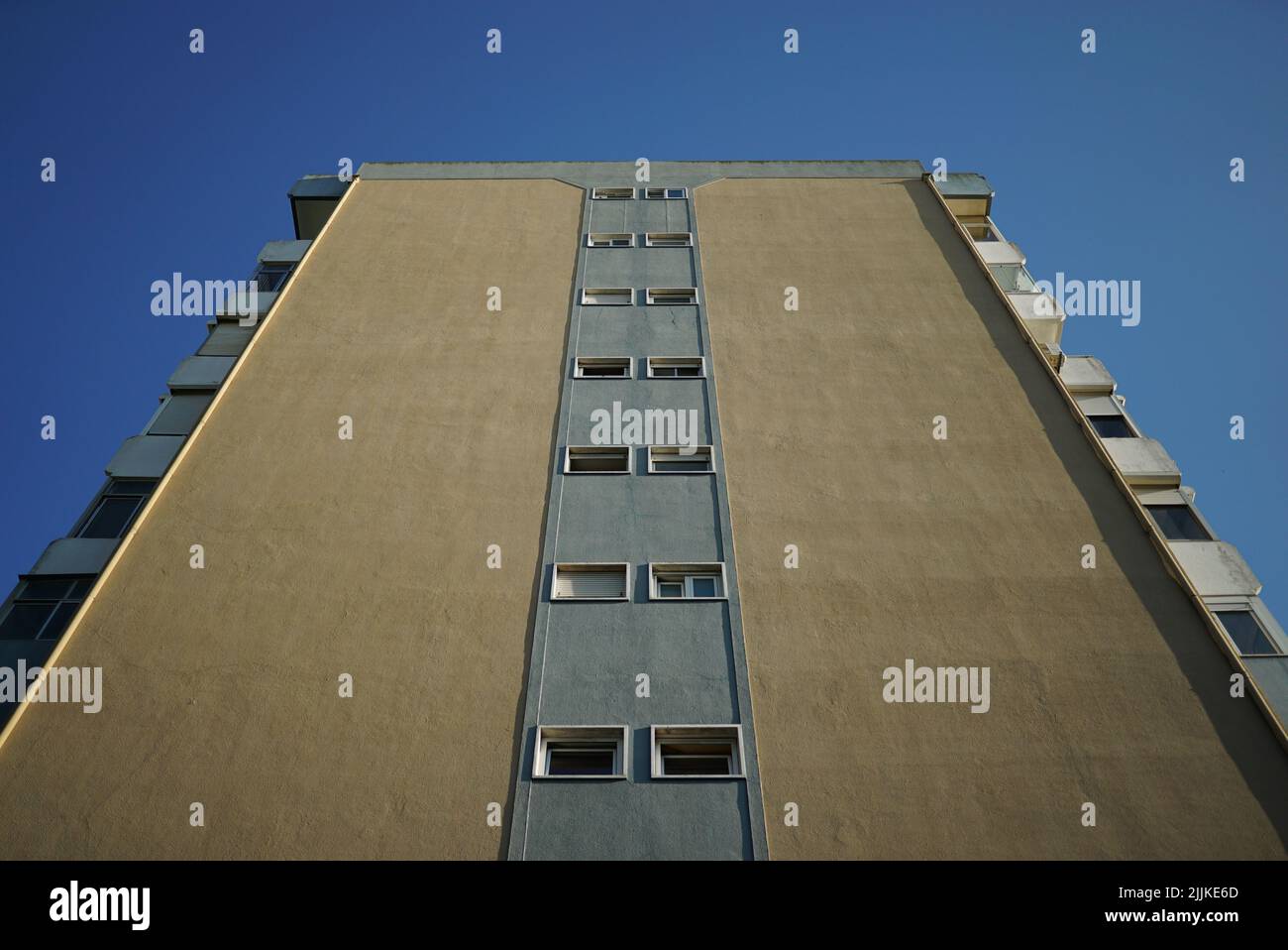 Photo d'un immeuble résidentiel sous un ciel bleu à Lisbonne, au Portugal Banque D'Images