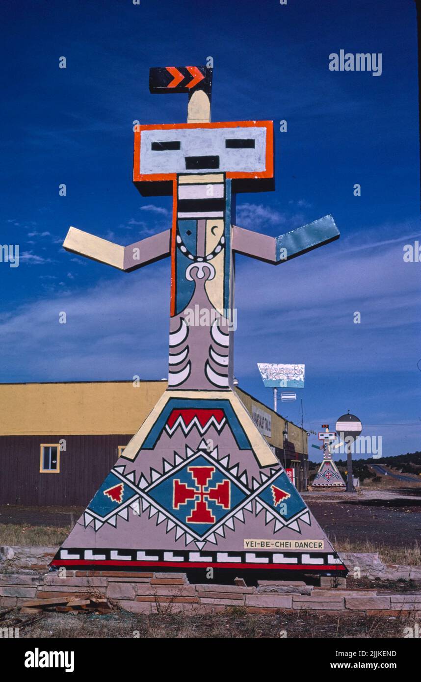 John Margolies - Dancer-Yei-be-Chei Dancer Signs, Kaibab Valley Trading Company, route 64, Williams, Arizona - 1987 Banque D'Images