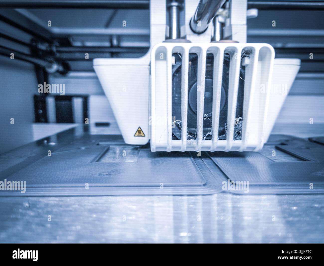 Un gros plan d'une imprimante 3D avec filament en fil plastique dans la technique de fabrication additive Banque D'Images