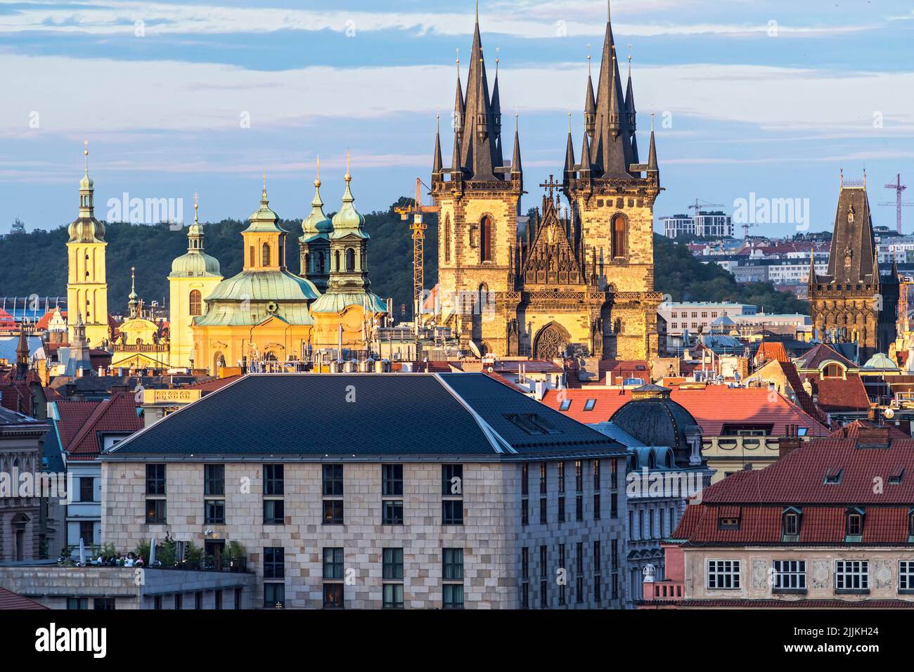 Soleil du soir au-dessus du panorama de la ville de Prague Banque D'Images