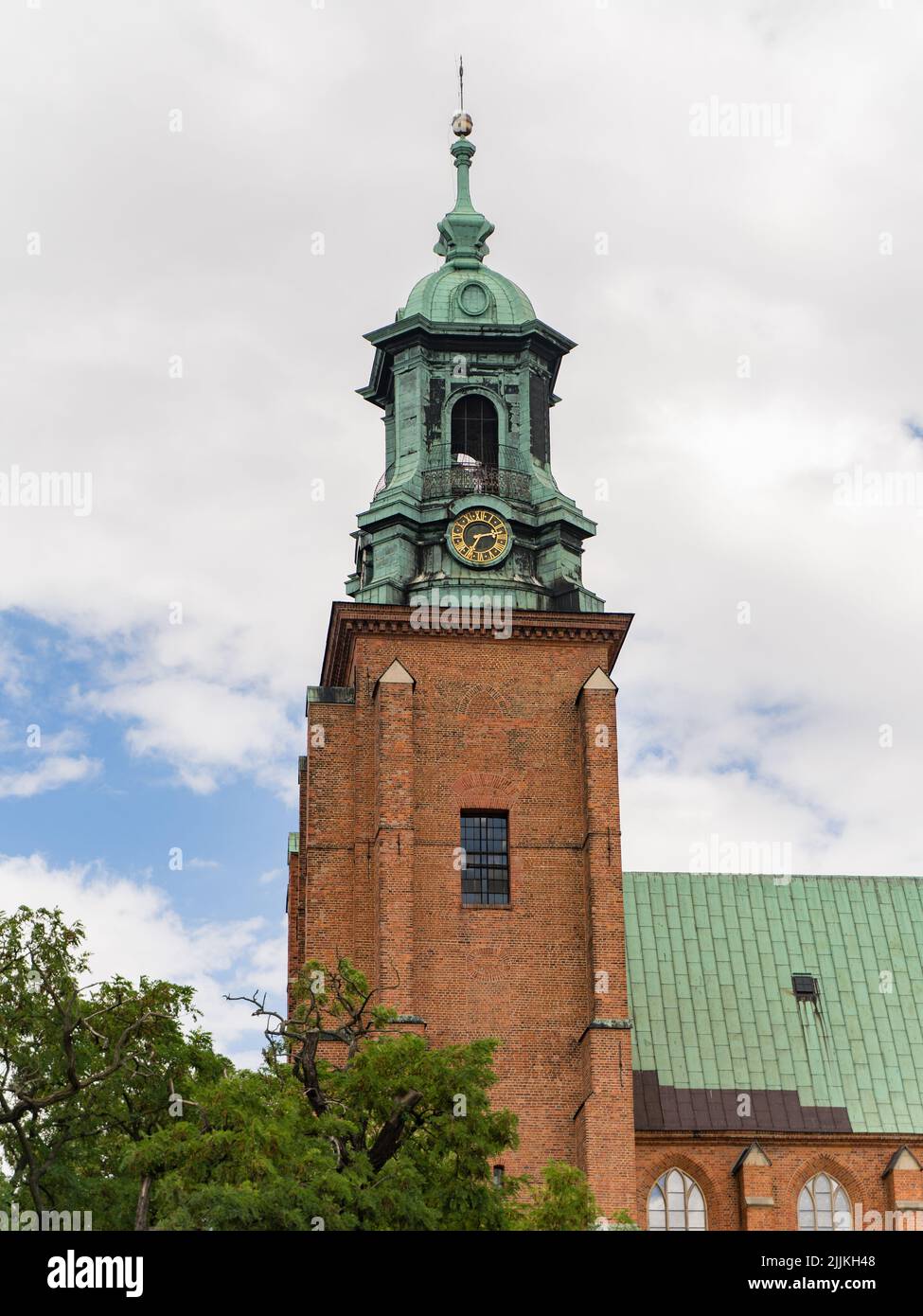 Photo verticale de la cathédrale royale de Gniezno vue par jour nuageux Banque D'Images
