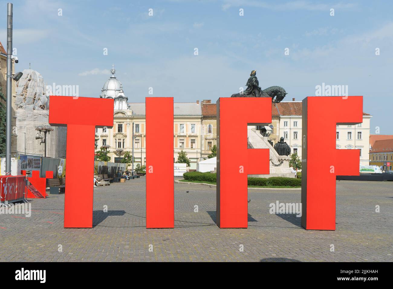 Un panneau 'Festival International du film de Transilvania' à l'étape principale de l'événement en Roumanie Banque D'Images