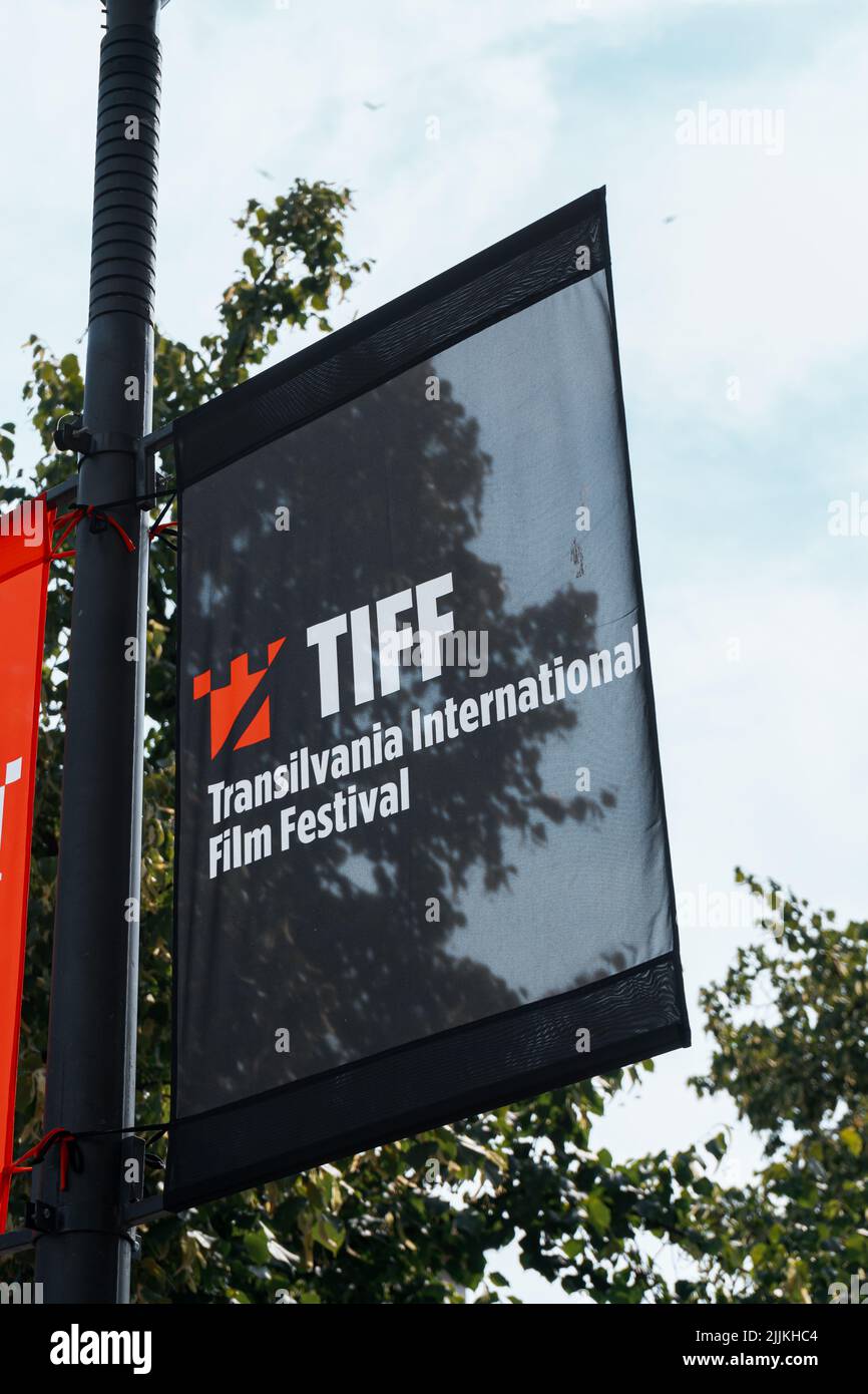 Un panneau 'Festival International du film de Transilvania' dans la ville de l'événement en Roumanie Banque D'Images