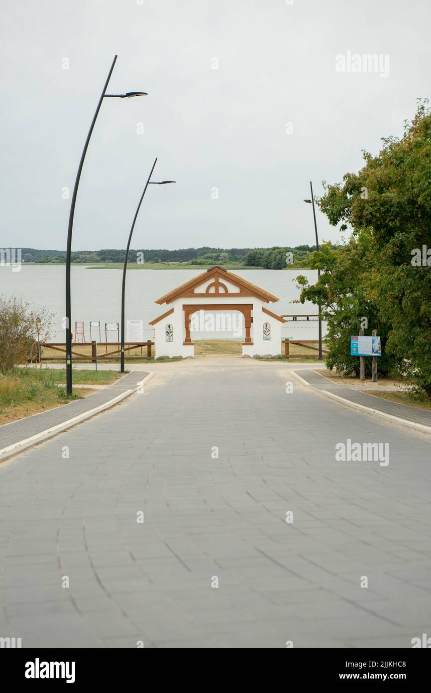 Un cliché vertical d'une entrée de plage à Swornegacie, en Pologne. Banque D'Images