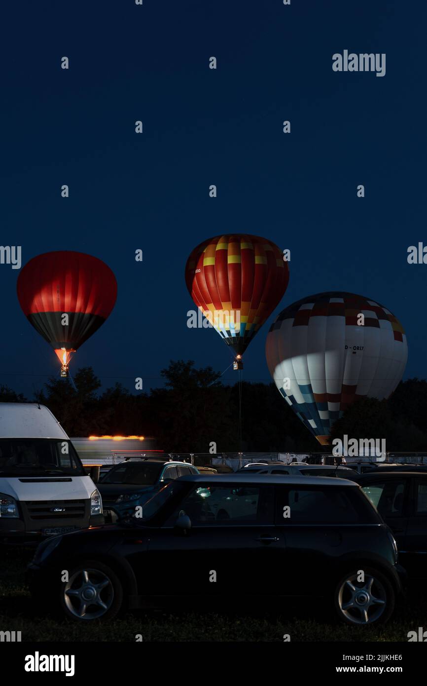 Un cliché vertical de ballons à air chaud s'est levé lors d'un festival de musique à Cluj, en Roumanie Banque D'Images