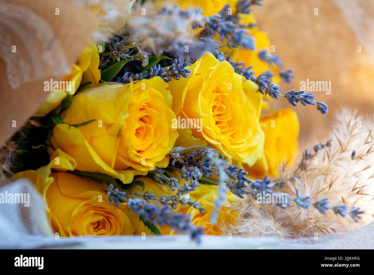 Bouquet de roses jaunes et fleurs de lavande. Concept de boutique florale . Joli bouquet frais. Livraison de fleurs. Banque D'Images