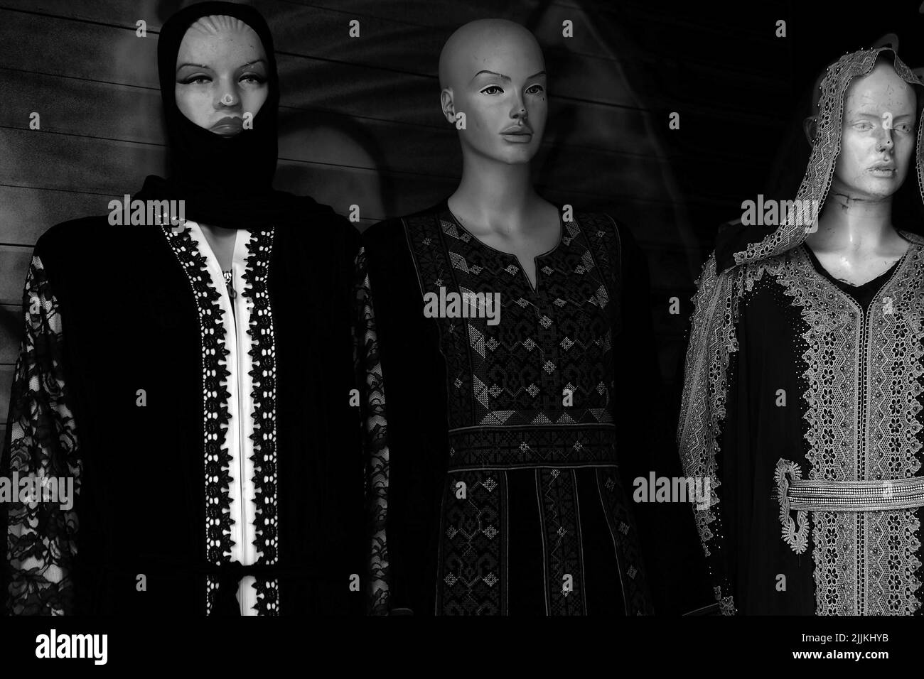 Une photo en échelle de gris de trois mannequins dans des robes traditionnelles Banque D'Images