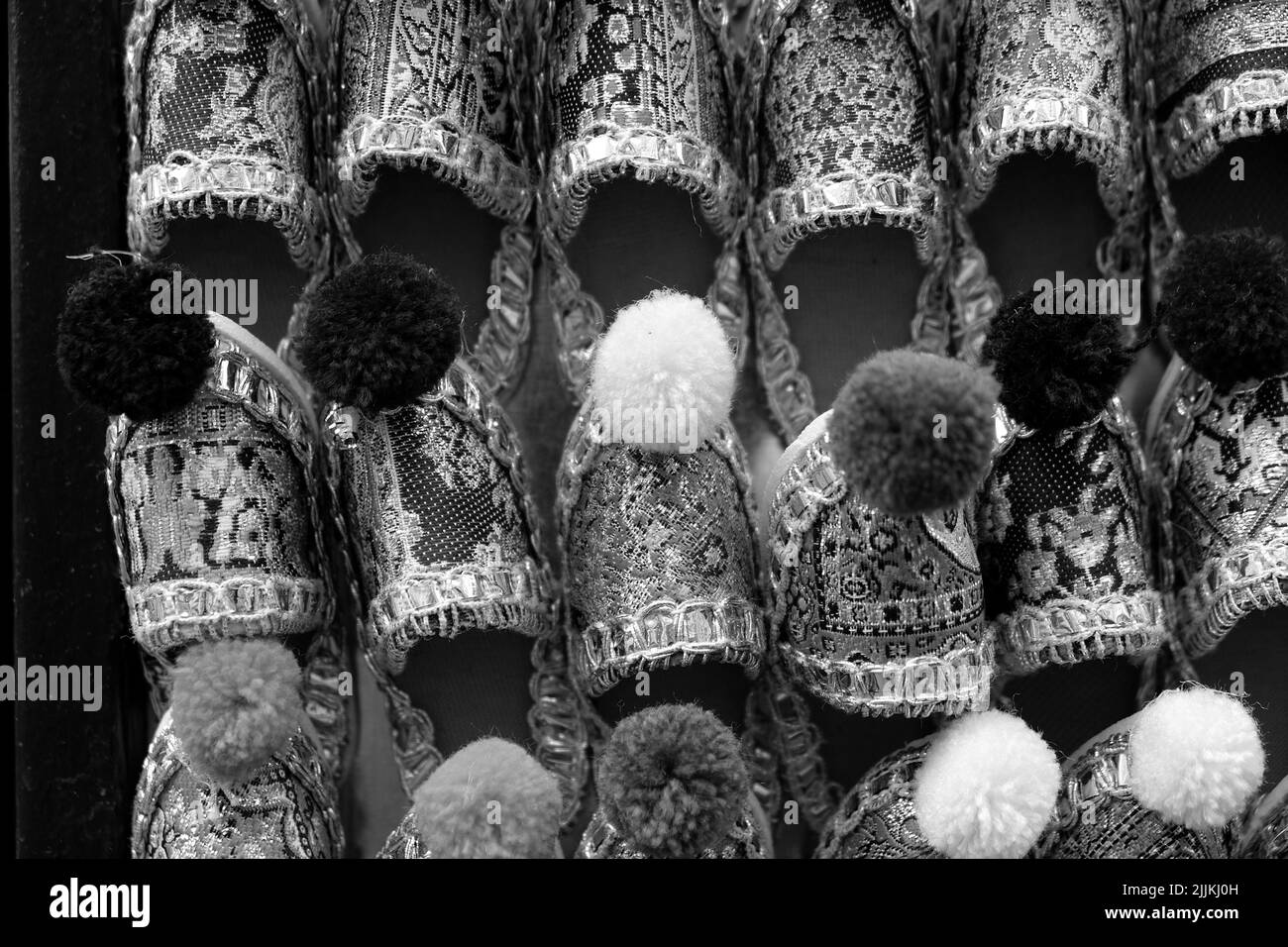 Une photo en niveaux de gris d'un chapeau en fourrure vintage Banque D'Images