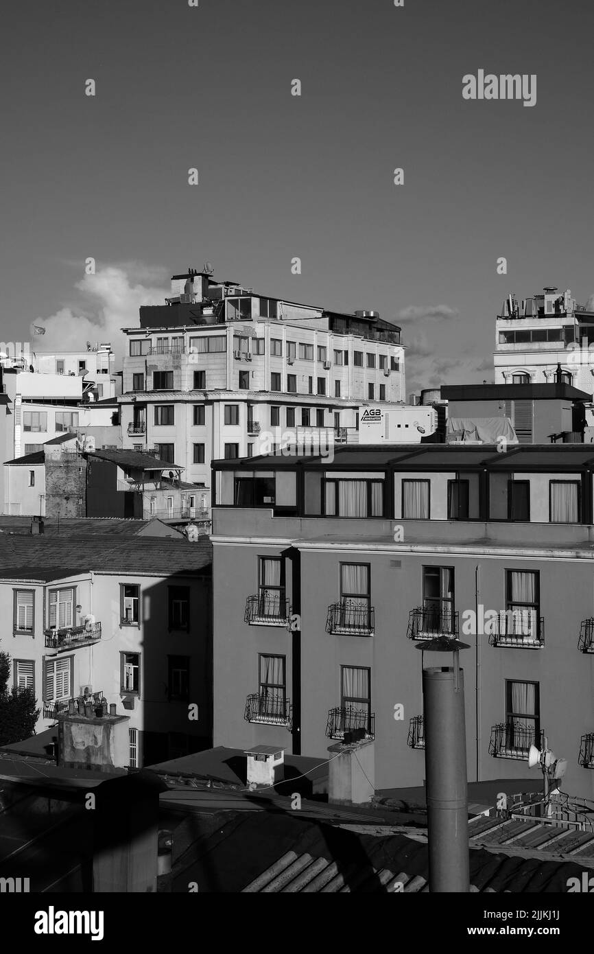 Vue verticale en niveaux de gris du paysage urbain avec différents types de bâtiments Banque D'Images
