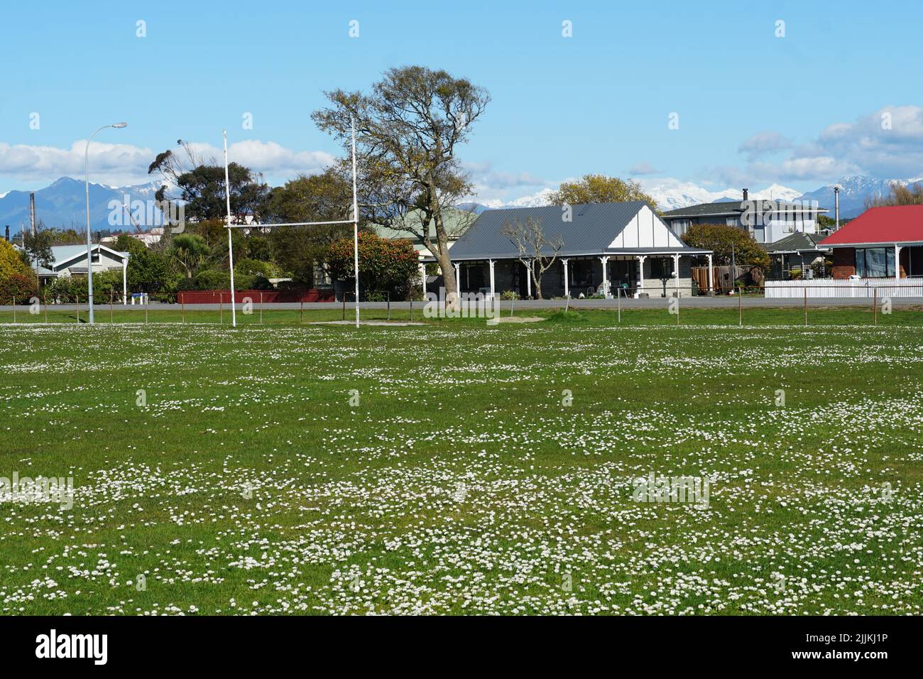 Vue sur le terrain de rugby de l'école secondaire de Westland au printemps à Hokitika, côte ouest de la Nouvelle-Zélande Banque D'Images