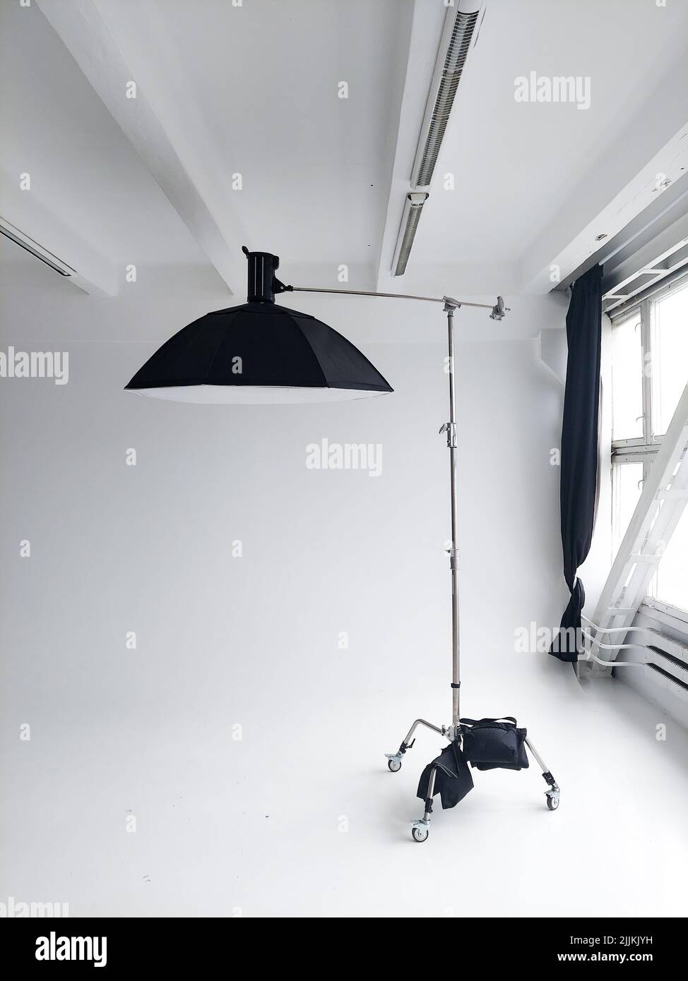 Flash photo professionnel avec une grande softbox sur un pied en C sur un  cyclorama dans un studio photo moderne avec de grandes fenêtres. Éclairage  professionnel Photo Stock - Alamy