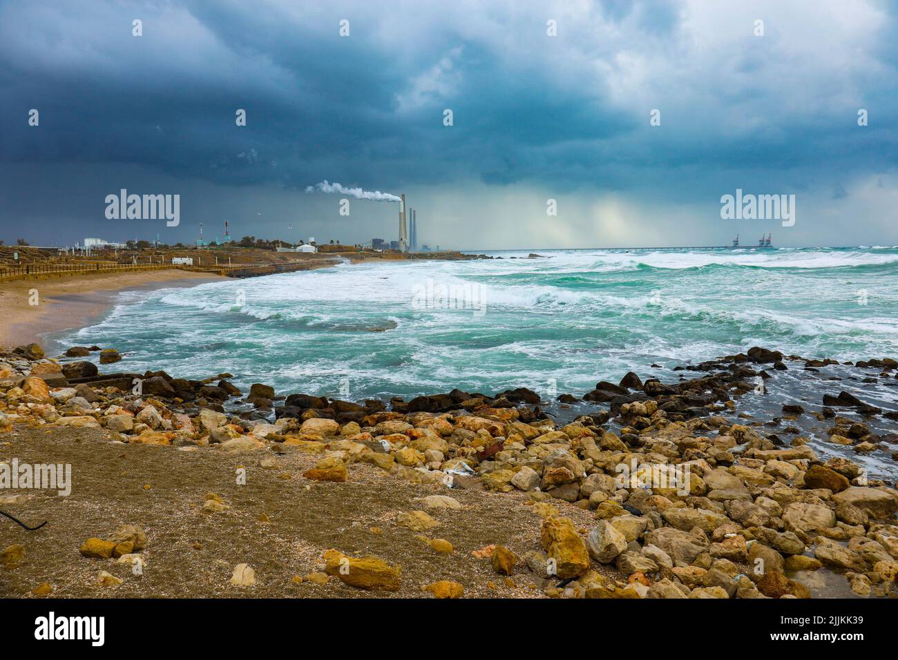 Une belle vue sur la côte atlantique de l'océan avec un arrière-plan de bâtiment fumeur Banque D'Images