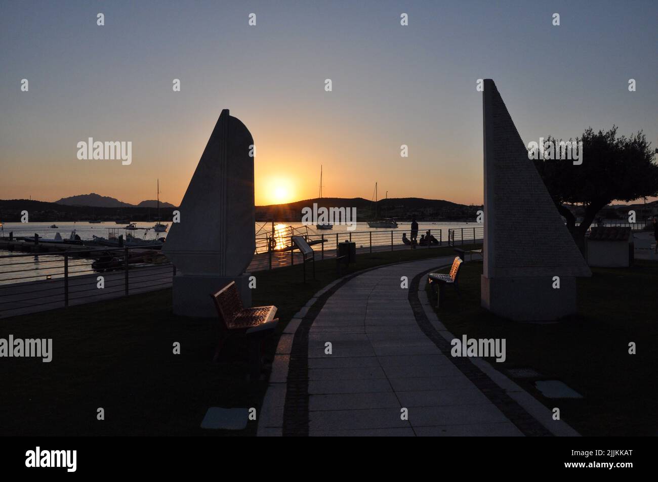 Une belle photo de la Sardaigne à pied de la ville de Golfo Aranci au coucher du soleil Banque D'Images