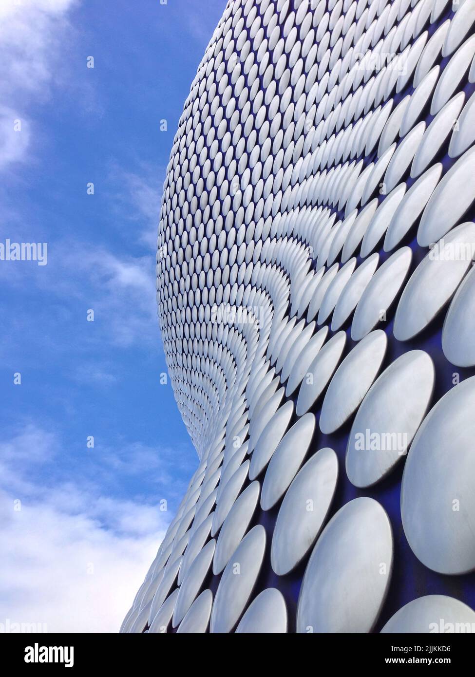 Une photo verticale à angle bas du bâtiment moderne de l'architecture Selfridges Birmingham au Royaume-Uni Banque D'Images