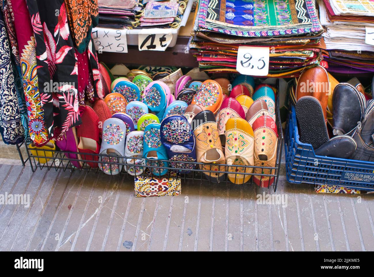 Les chaussures souvenirs colorées peintes dans un magasin de Grenade, en Espagne Banque D'Images
