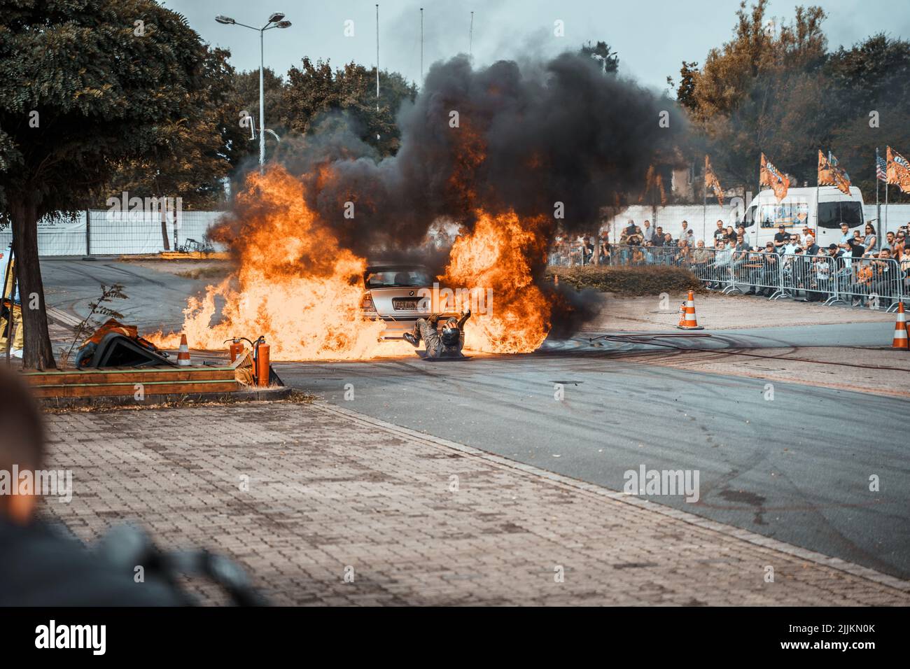La voiture en feu au salon action Sport Team de Lagrin. Lohne, Allemagne. Banque D'Images