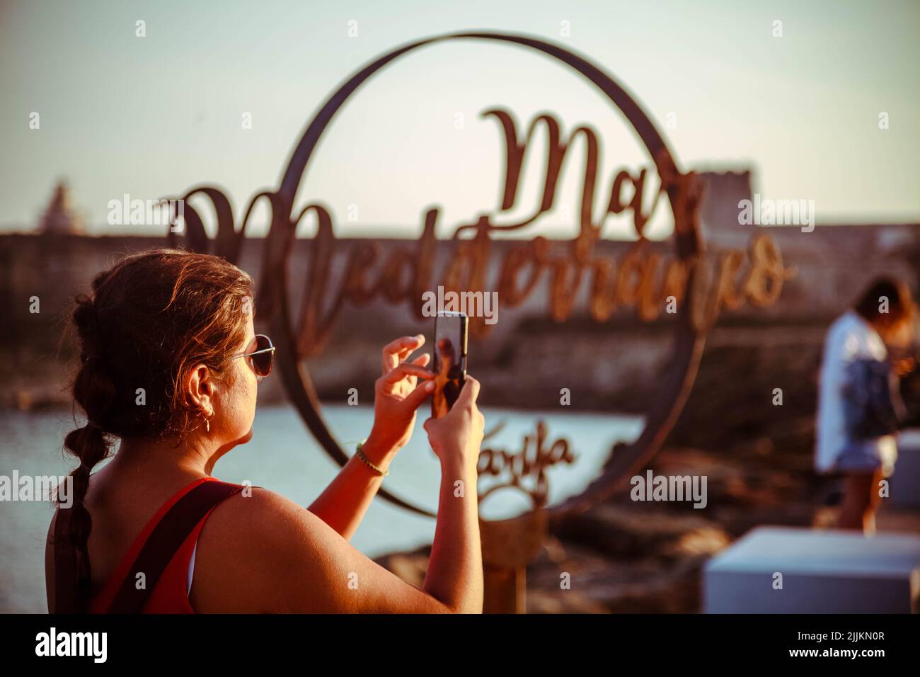 Une belle photo d'une femme hispanique prenant une photo avec son téléphone Banque D'Images