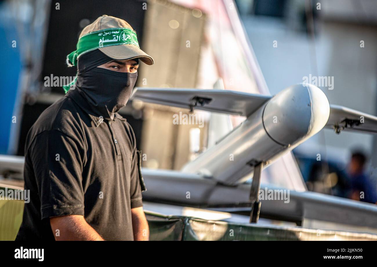 Gaza, Palestine. 26th juillet 2022. Un membre des Brigades Izz al-DIN al-Qassam, l'aile armée du mouvement palestinien Hamas, parade leurs drones faits maison à Khan Yunis, dans le sud de la bande de Gaza. (Photo de Yousef Masoud/SOPA Images/Sipa USA) crédit: SIPA USA/Alay Live News Banque D'Images
