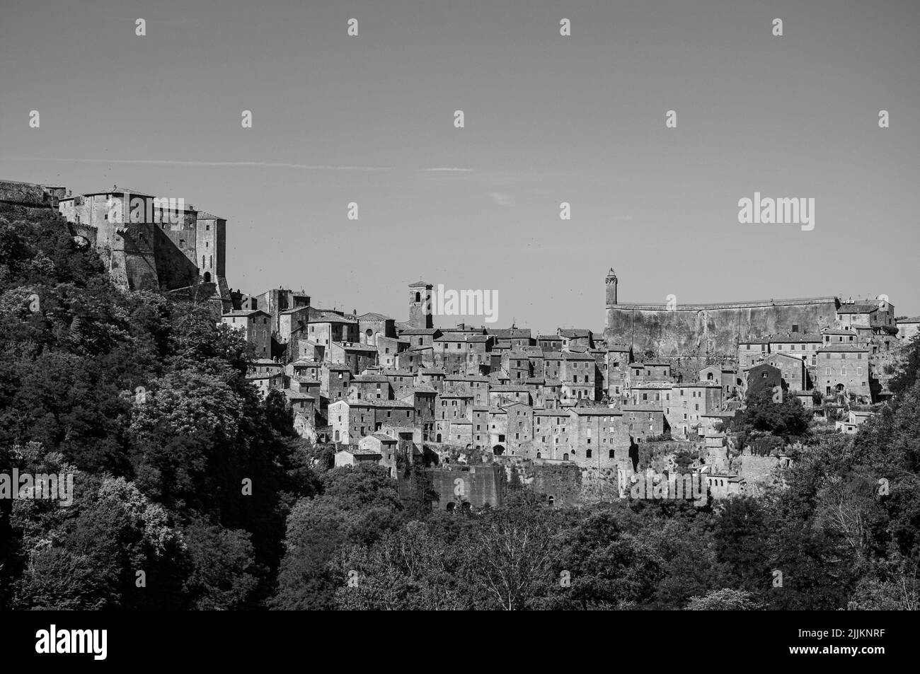 Vue panoramique sur les vieux bâtiments historiques d'une ville sur fond ciel nuageux Banque D'Images