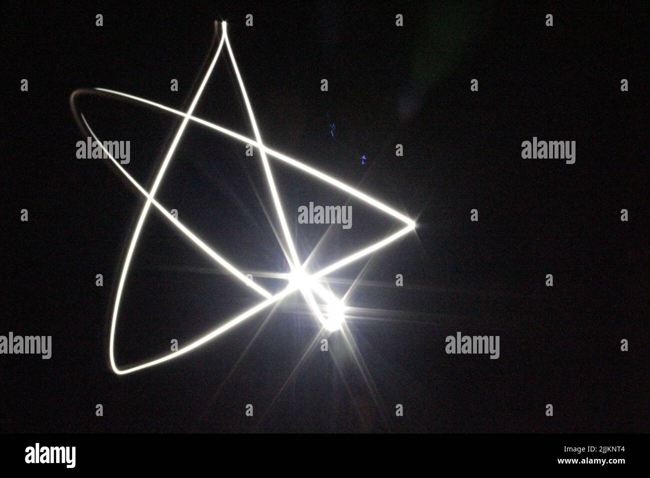 motif étoile lumineuse fluorescent sur fond noir Banque D'Images