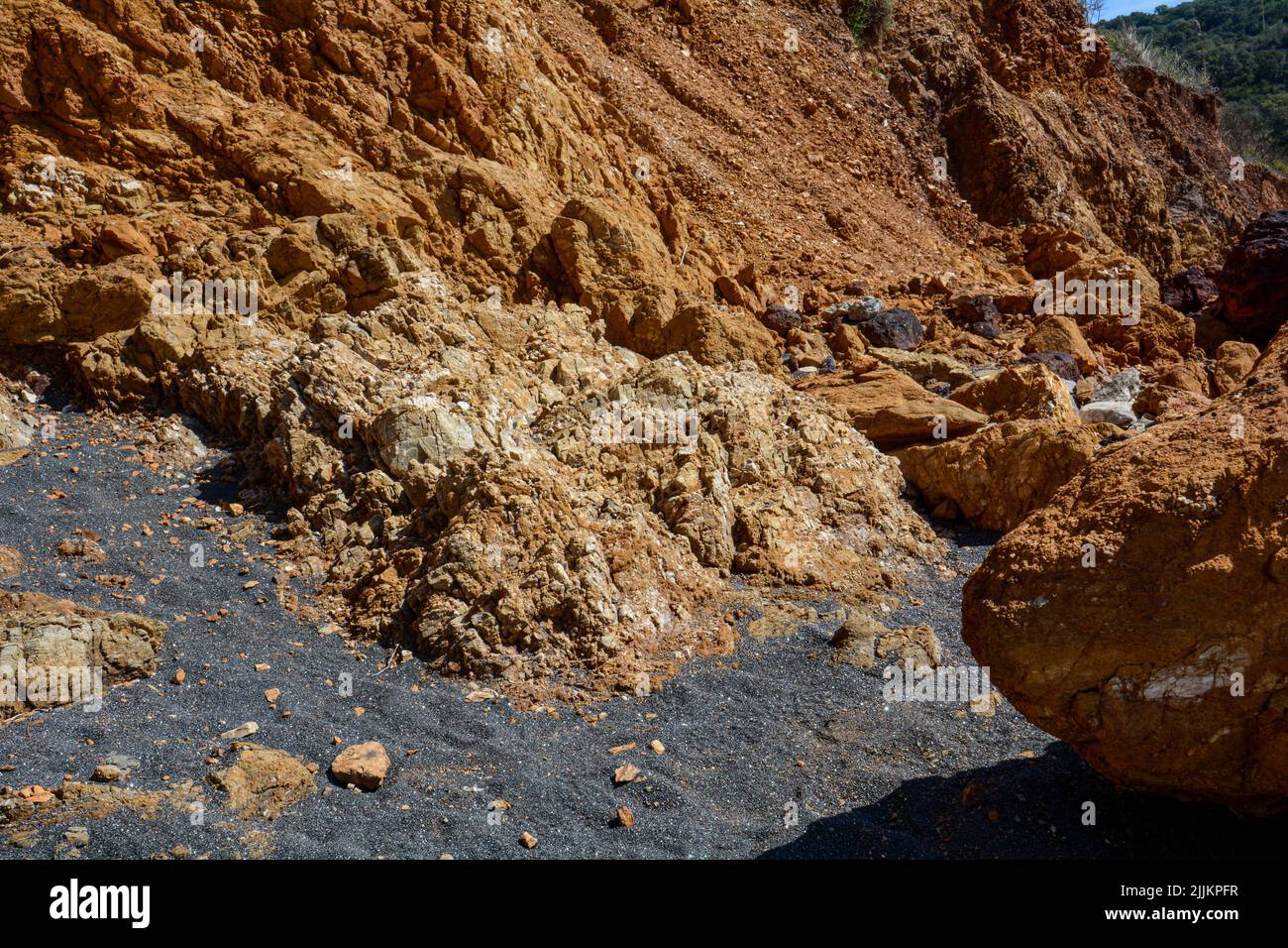 Gros plan de rochers et de sable tombés sur le sol. Banque D'Images