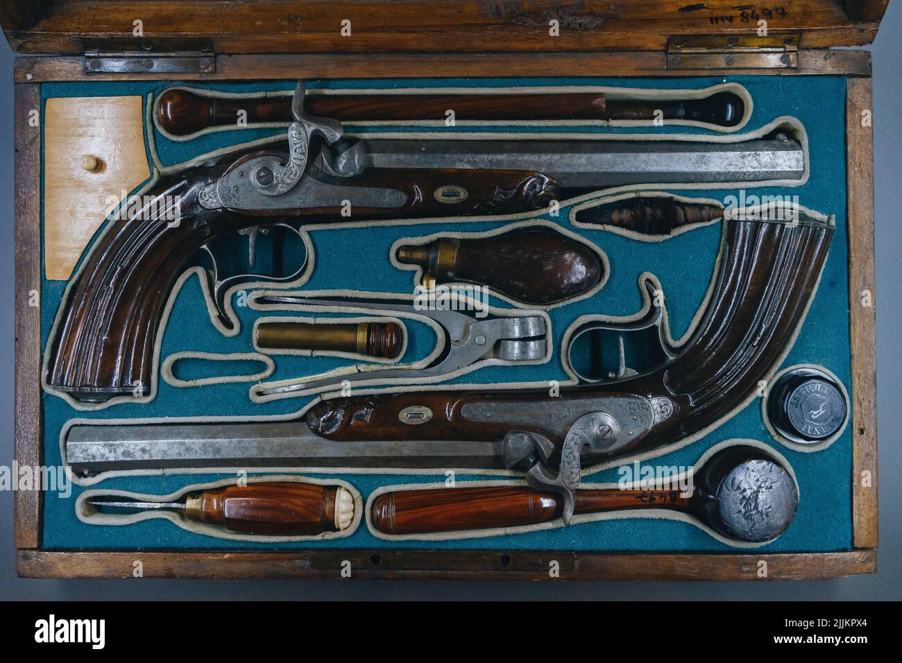 Un ensemble de vieilles pistolets à duel vintage. Pièces historiques dans un musée à Iasi Roumanie Banque D'Images