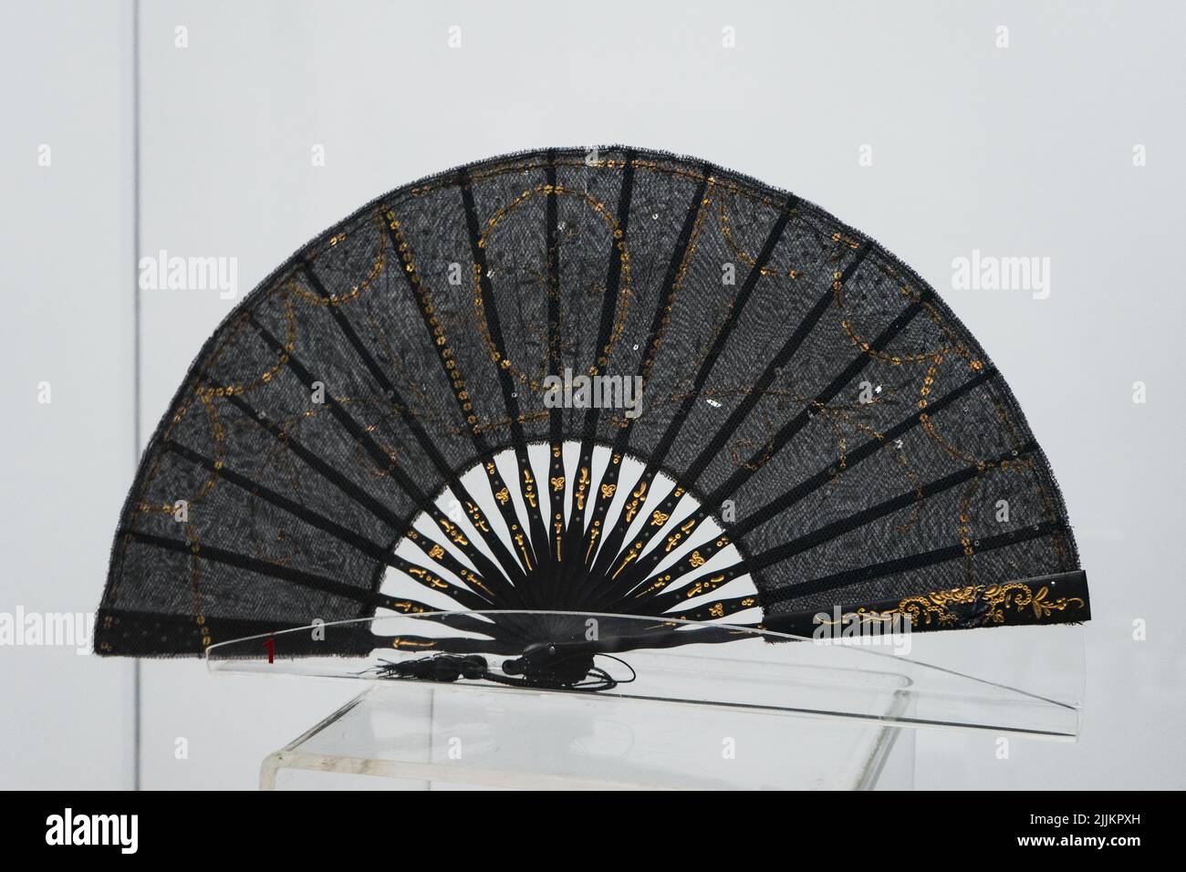 Un gros plan d'un ventilateur noir. Pièces historiques dans un musée à Iasi Roumanie Banque D'Images