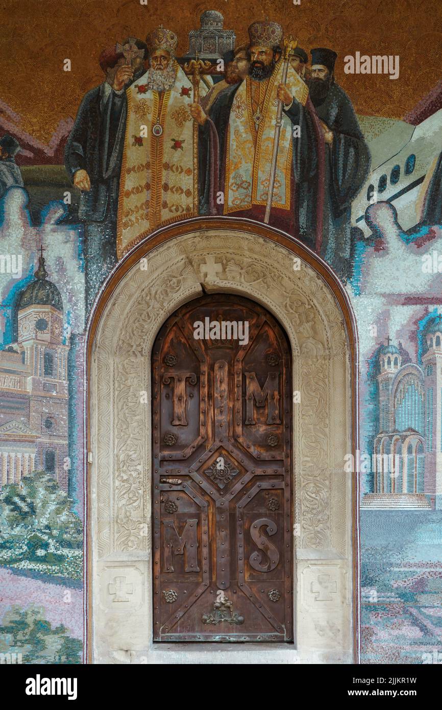 Une porte d'église médiévale en bois avec différentes inscriptions Banque D'Images