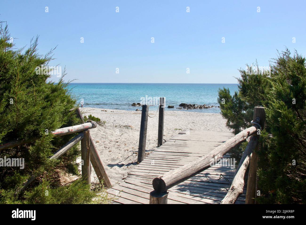 Passerelle en bois vers la plage de sable au bord de la mer Banque D'Images