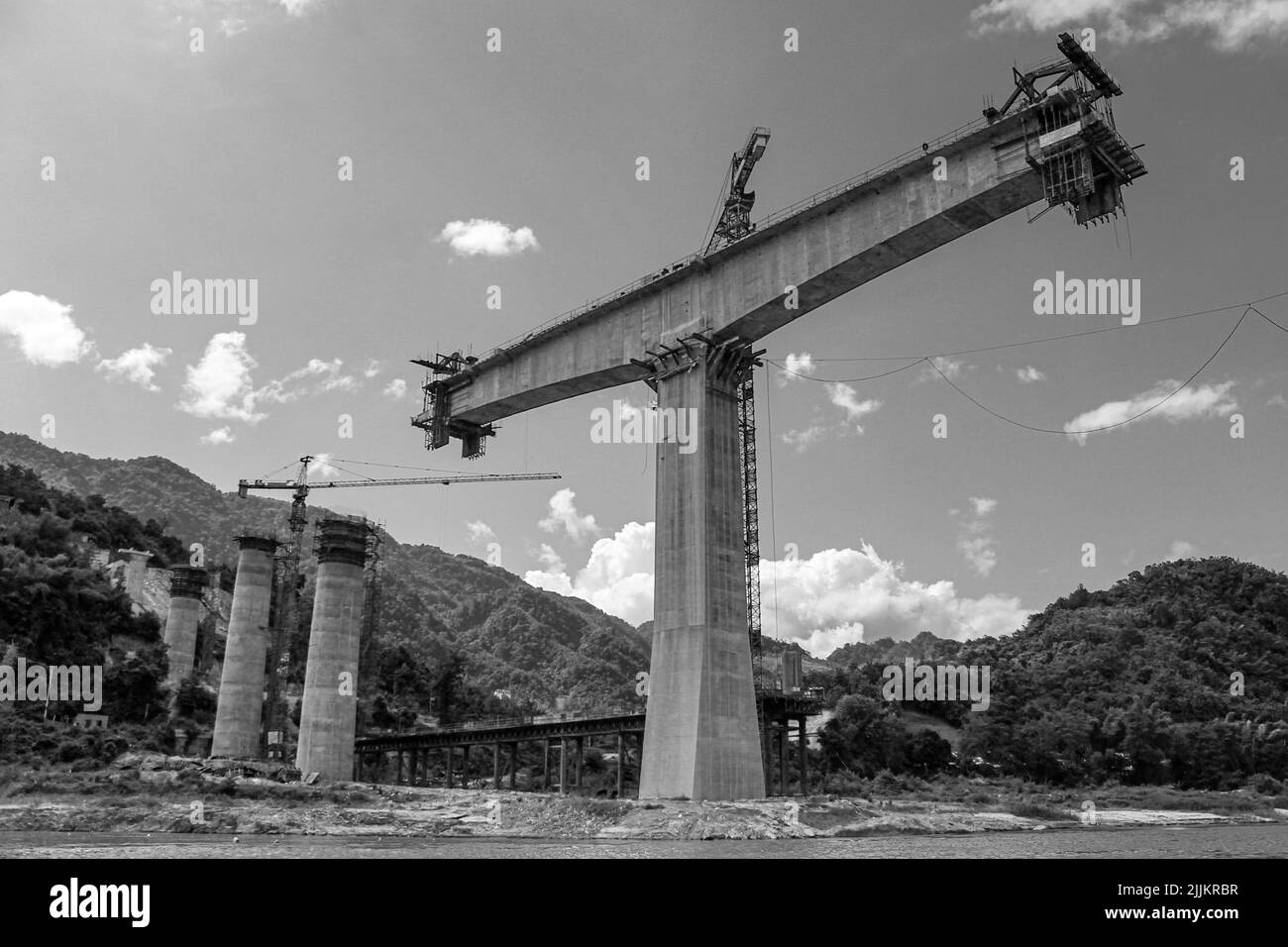 Un cliché en échelle de gris de la construction de la structure du pont près du Mékong, en Chine Banque D'Images