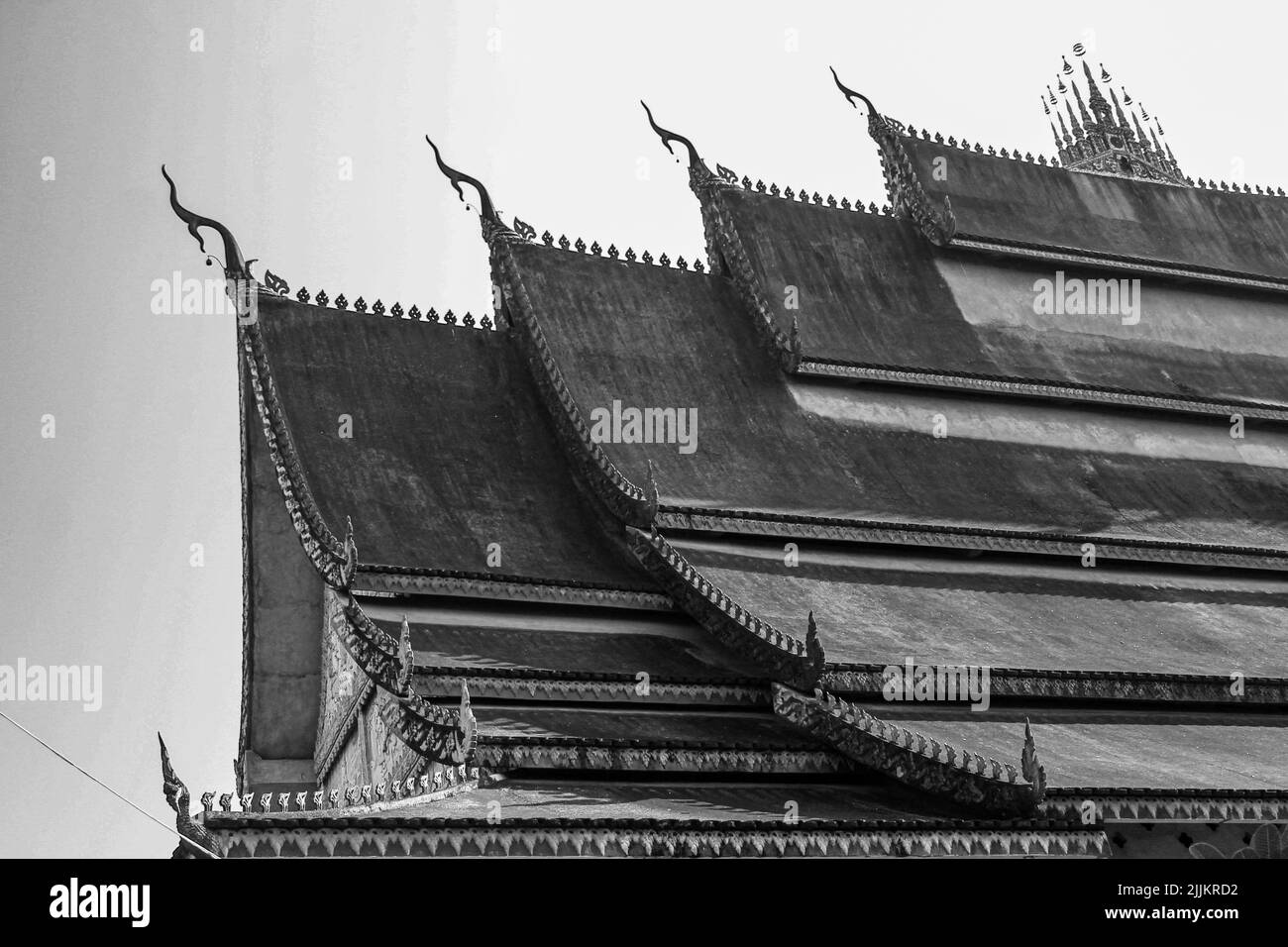 Une photo en niveaux de gris des détails du toit du temple de Thaïlande Banque D'Images